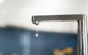 Vandhane drypper? Sådan stopper du vandspild og støj – og hvornår du bør få hjælp